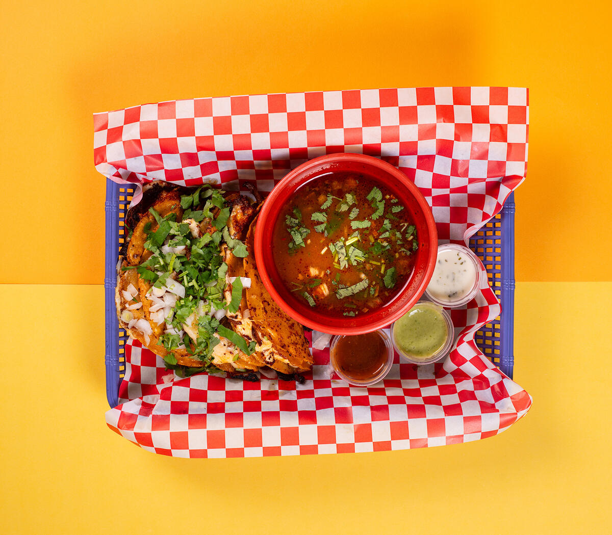 Deliciosa orden de 4 tacos de Birria de Taquería Hidalgo Tegucigalpa.