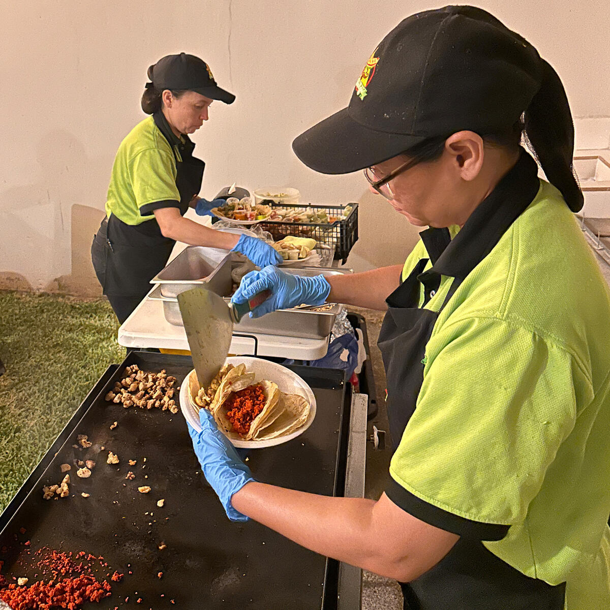 Especialistas en tacos y gringas siriviendo experiencias.