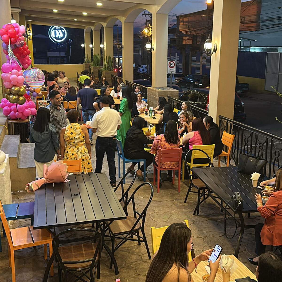 Fiesta en la terraza de Taquería Hidalgo Tegucigalpa.